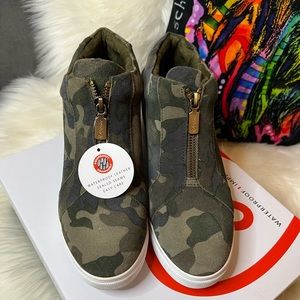 Blondo Glenda Camoflage Suede Waterproof